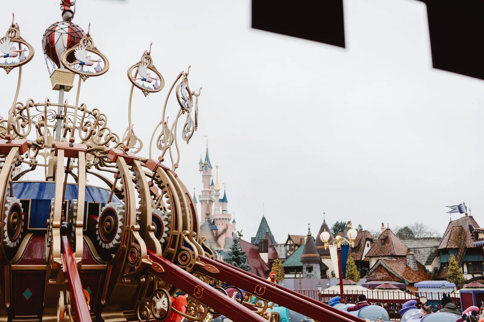 attraction familiale devant le château de Disneyland Paris